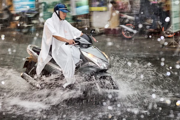 Scooter in the rain — Stock Photo, Image