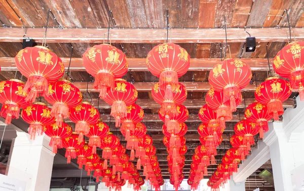 Китайские фонари, свисающие с потолка — стоковое фото