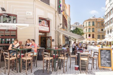 Açık havada Malaga bir restoranda yemek insanlar