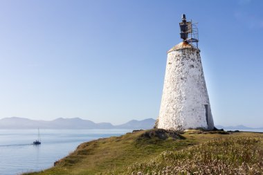 Deniz feneri ve tekne