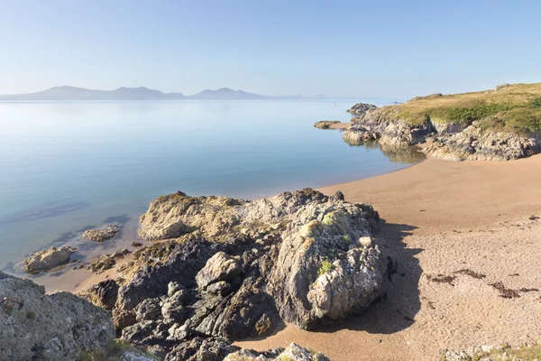 Roche volcanique et plage — Photo