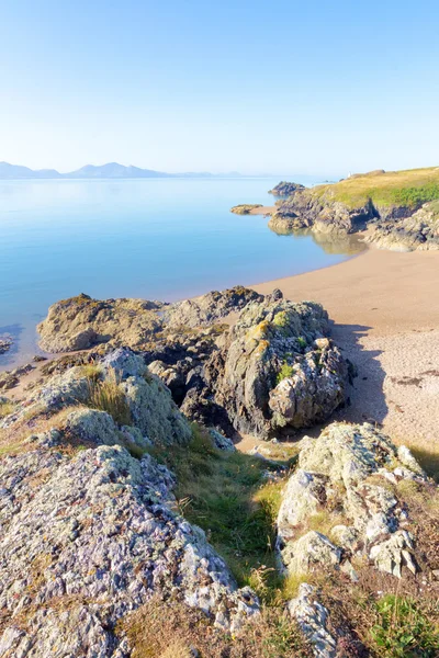 Roccia vulcanica e spiaggia — Foto Stock