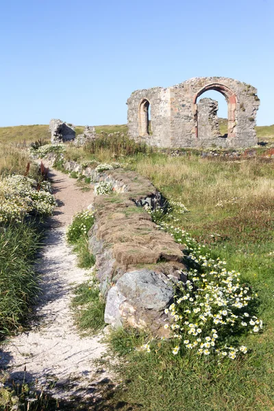 Stáže a církevní ruiny na Llanddyn ostrově — Stock fotografie