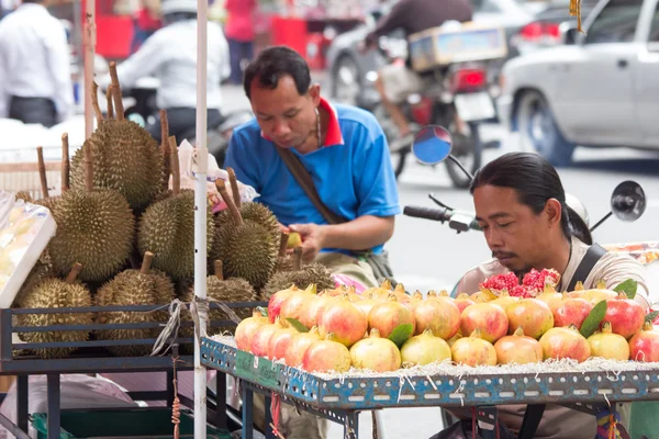 Frukt leverantörer på stall — Stockfoto