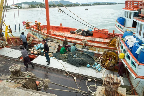 Birmese vissers op Thaise vissersboot — Stockfoto