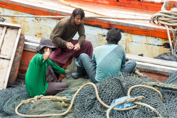 Burmese fishermen on Thai fishing boat — Stock Photo, Image