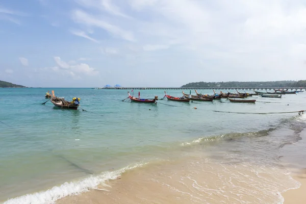 Bateaux à longue queue amarrés au large de la plage — Photo