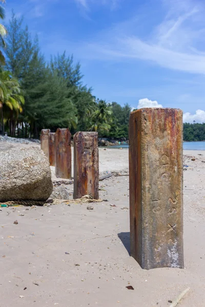 โพสต์คอนกรีตที่ด้านใต้ของหาดบางเทา — ภาพถ่ายสต็อก