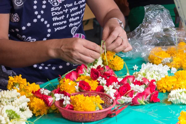 Making flower garlands — Stock Photo, Image