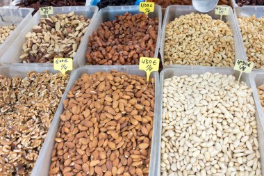 Tepsiler çeşitli fındık