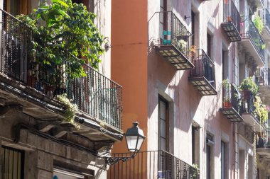 Bir sokakta tipik balkon