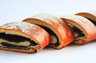 Haşhaş tohumu strudel şeker serpilir