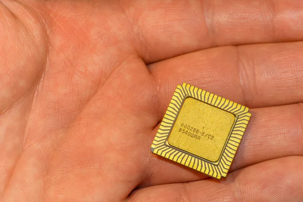 CPU de cerámica vintage en la mano — Foto de Stock