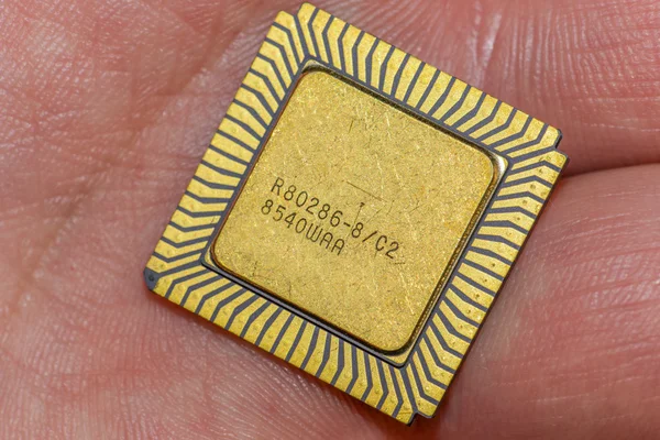 CPU de cerámica vintage en la mano — Foto de Stock