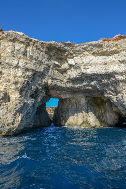 Doğal kayalık uçurum pencerede