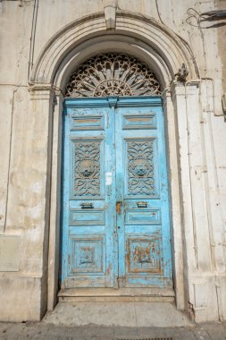 Tunus bir kasabada mavi kapı