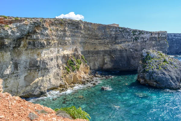 Skalnaté útesy na Gozu poblíž Malta — Stock fotografie