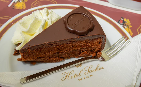 Bécs, Ausztria - június 01. 2016: eredeti Sacher torta a krea — Stock Fotó