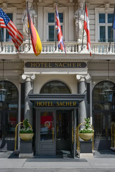 Bécs, Ausztria - 2016. június 1.: A külső a Hotel Sacher — Stock Fotó