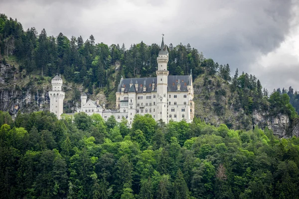 Världsberömda slottet Neuschwanstein, nära Füssen, sydväst Bavar — Stockfoto