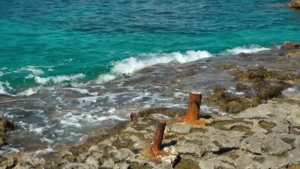 Vieille couchette avec vagues à l'île de Comino — Video