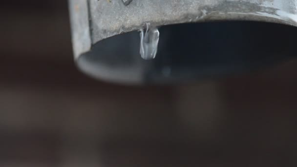 gouttes d'eau tombant de la corniche 