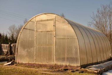İlkbaharın başlarında polikarbonat serası