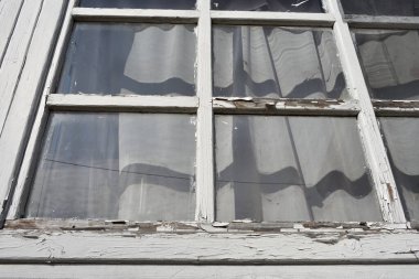Boya soymak, pencerenin onarılması gerek.