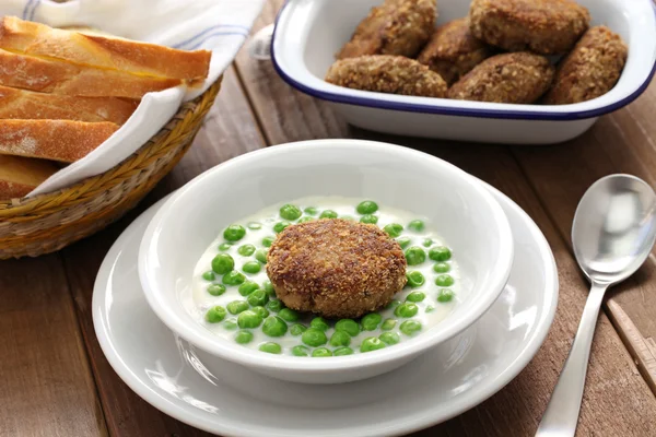 Guisado de ervilhas verdes húngaras e almôndegas fritas — Fotografia de Stock