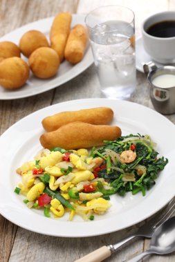 Jamaika Kahvaltı, Akee ve saltfish Kızarmış köfte ve Güvercin Bezelye