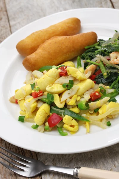 Café da manhã jamaicano, ackee e salgado com bolinhos fritos e callaloo — Fotografia de Stock