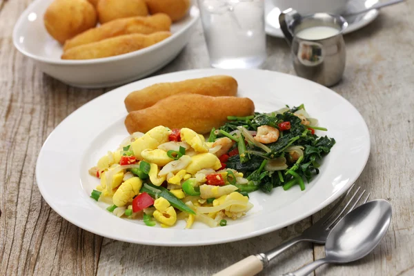 Desayuno jamaicano, ackee y pescado salado con albóndigas fritas y callaloo — Foto de Stock