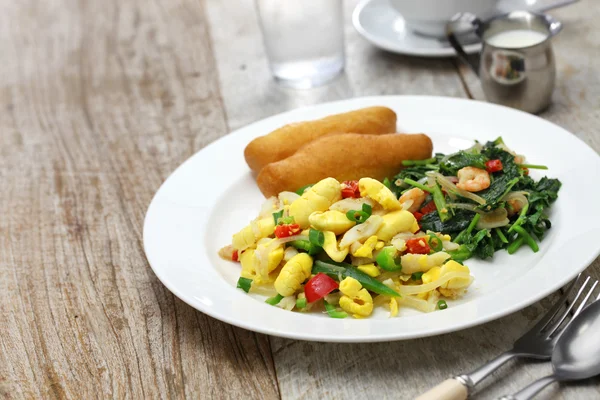 Jamaican breakfast,ackee and saltfish with fried dumplings and callaloo — Stock Photo, Image