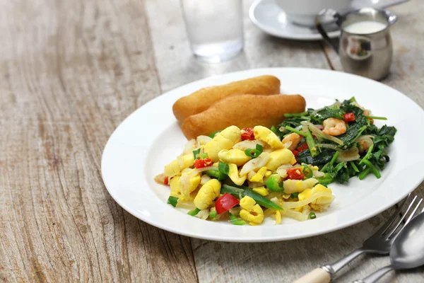 자메이카, ackee 아침과 saltfish 튀긴된만 두와 비둘기 말린 완두콩 — 스톡 사진