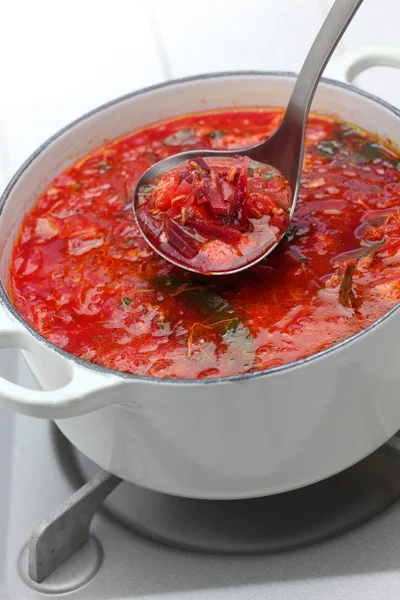 Borscht, sopa de beterraba em uma panela — Fotografia de Stock