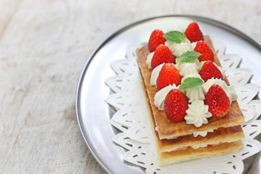 çilek mille feuille, Fransız