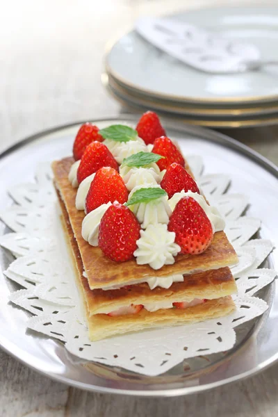 Truskawka mille feuille, francuskiego ciasta — Zdjęcie stockowe