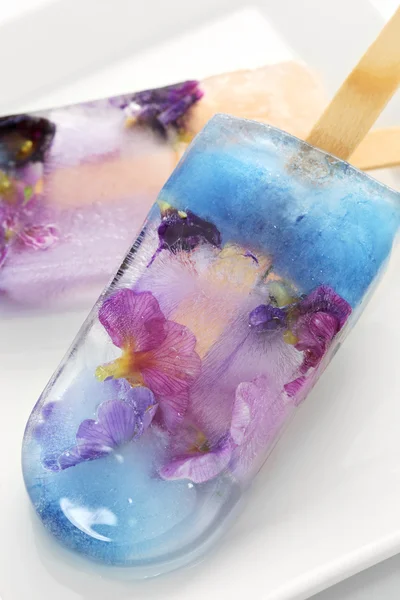 Hemgjord ätbar blomma is pop, popsicle — Stockfoto