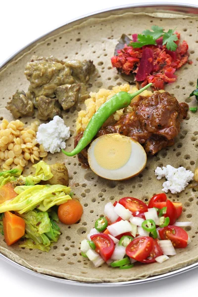 에티오피아 요리를 한 접시 저녁 식사 — 스톡 사진
