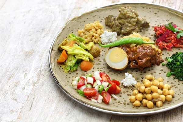 Etiopisk mat, en tallrik middag — Stockfoto