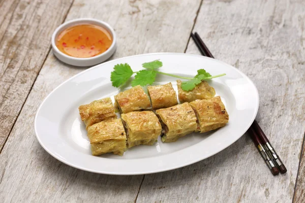 Rolos de pele de tofu de camarão frito — Fotografia de Stock