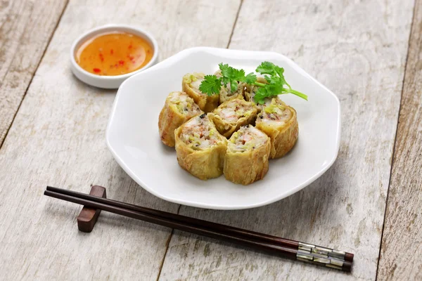 Rotoli di pelle di tofu gamberetti fritti — Foto Stock