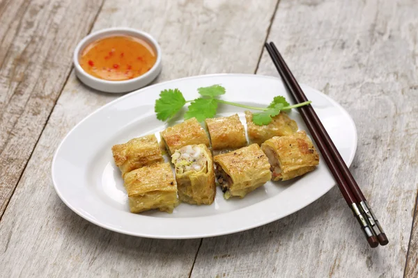 Rolos de pele de tofu de camarão frito — Fotografia de Stock