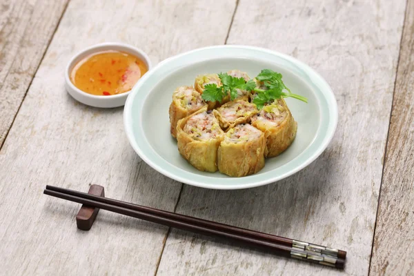 Gebakken garnalen tofu huid rollen — Stockfoto