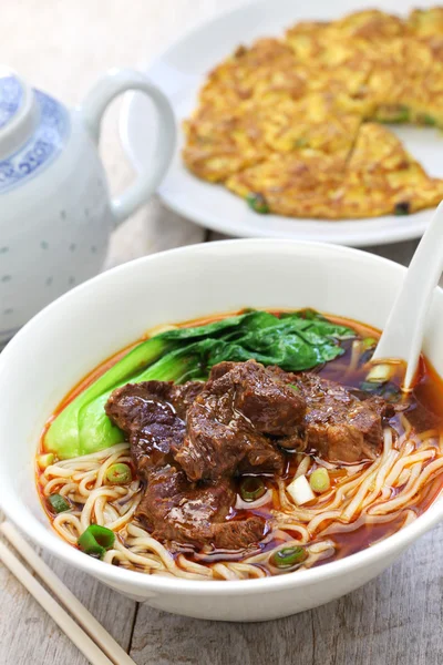 Tajvani marha tésztasaláta leves — Stock Fotó