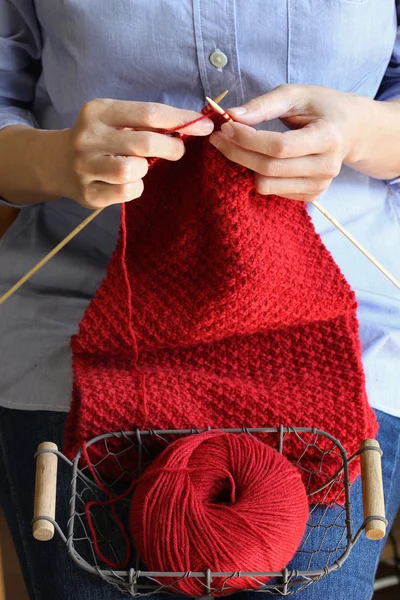 Woman hands knitting red scarf — Stock Photo, Image