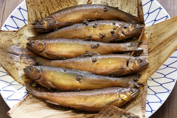 Ayu cocido a fuego lento (pez dulce) con pimienta japonesa, plato de pescado japonés —  Fotos de Stock