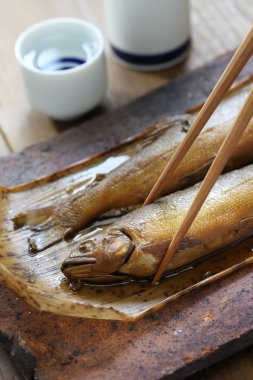 japon biberi ile kaynamış ayu ( sweetfish ) ve sake ( japon pirinç şarabı )