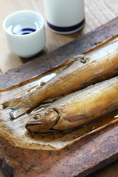 A fuego lento ayu (pez dulce) con pimienta japonesa, y sake (vino de arroz japonés  ) —  Fotos de Stock