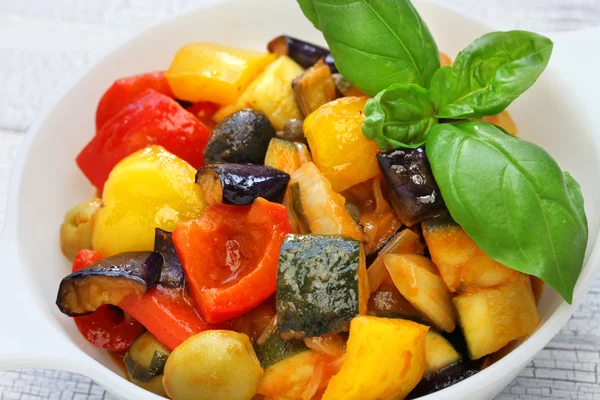 Caponata, italienska aubergine grönsaksgryta — Stockfoto